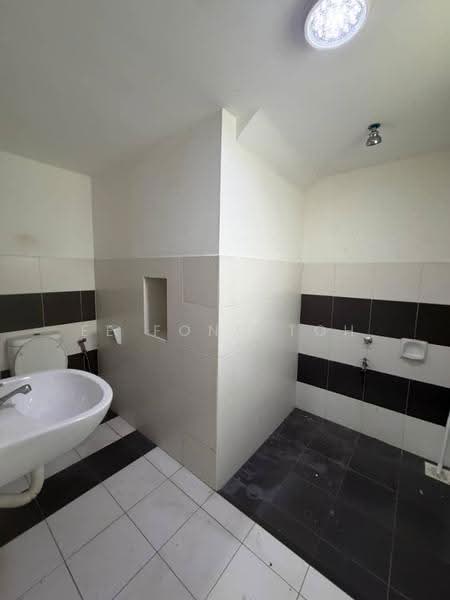2-storey Terraced House for Sale in Setia Tropika (Johor Bahru) - Ee Fong Toh - Bathroom - PropertyGuru.com.my