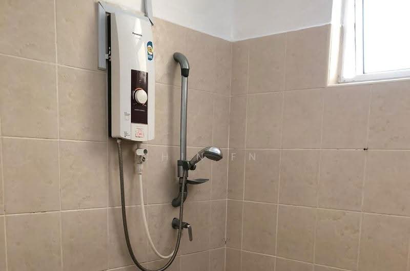 Apartment for Sale at Pangsapuri Bukit Beruang Permai (University Green) - CHIN FN - Bathroom - PropertyGuru.com.my