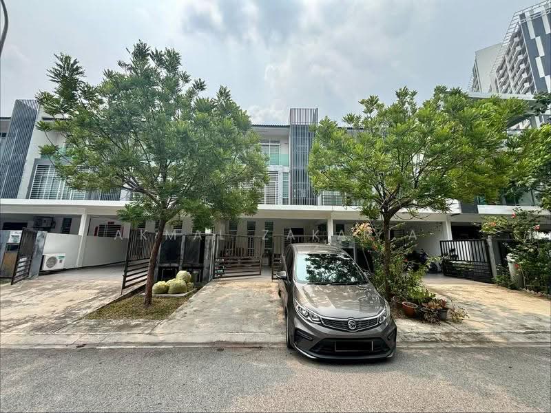 3-storey Terraced House for Sale in Kajang (Selangor) - Akmal Zakaria - Exterior - PropertyGuru.com.my