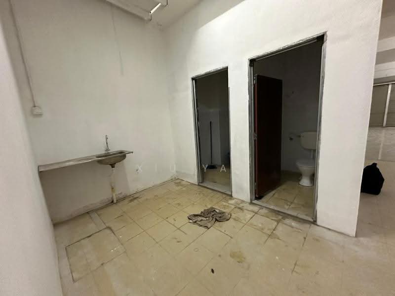 Shop / Office untuk Disewa di Taman Molek (Johor Bahru) - Xiu Yan - Bathroom - PropertyGuru.com.my