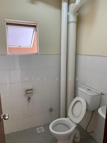 Pangsapuri untuk Dijual di Laguna Biru - Wing Seow - Bathroom - PropertyGuru.com.my