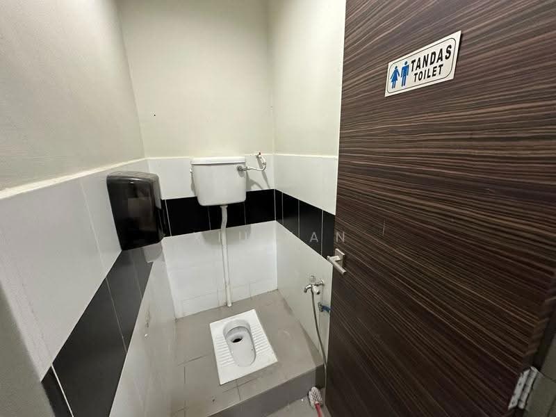 Shop / Office for Sale in Taman Molek (Johor Bahru) - Xiu Yan - Bathroom - PropertyGuru.com.my
