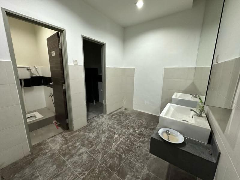 Shop / Office for Sale in Taman Molek (Johor Bahru) - Xiu Yan - Bathroom - PropertyGuru.com.my