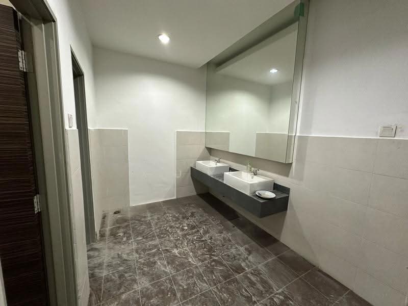 Shop / Office for Sale in Taman Molek (Johor Bahru) - Xiu Yan - Bathroom - PropertyGuru.com.my