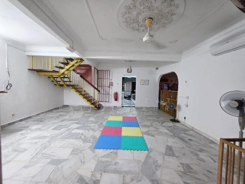 Rumah Teres 2-Tingkat untuk Dijual di Taman TTDI Jaya (Shah Alam) - Mohd Aizat Saiful Bahri - Living Room - PropertyGuru.com.my