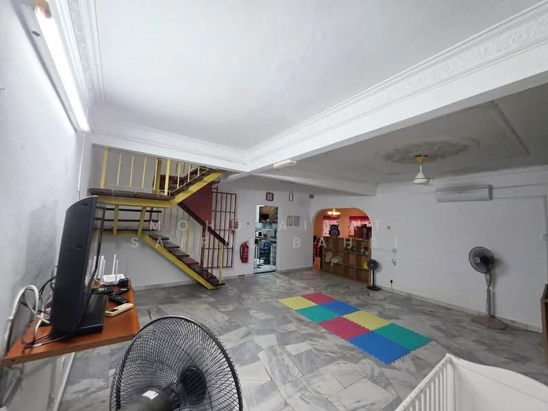 Rumah Teres 2-Tingkat untuk Dijual di Taman TTDI Jaya (Shah Alam) - Mohd Aizat Saiful Bahri - Living Room - PropertyGuru.com.my