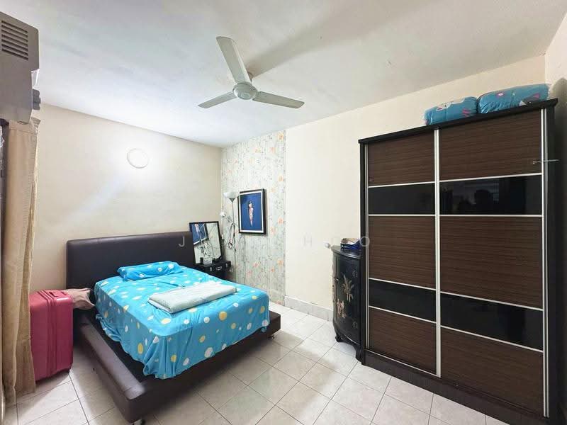 Condominium for Sale at Greenlane Park - Jen Choo - Bedroom - PropertyGuru.com.my