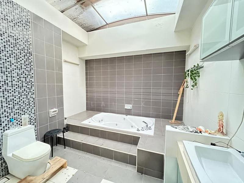 Bungalow House for Sale in USJ Heights (Subang Jaya) - Lai YK - Bathroom - PropertyGuru.com.my