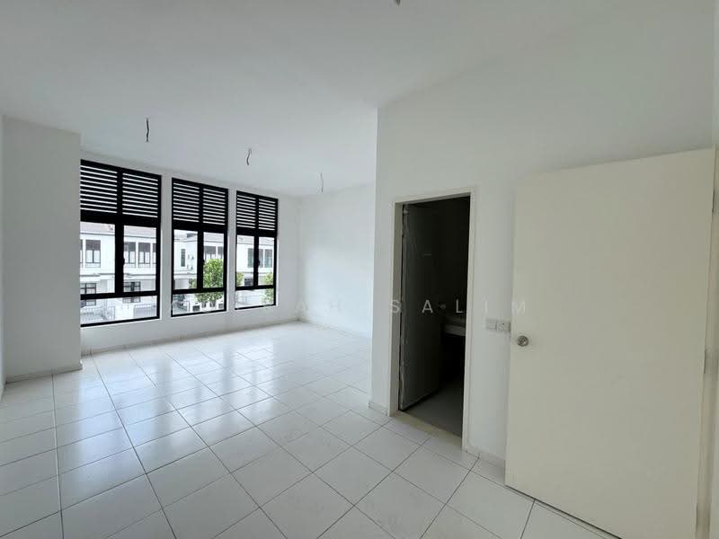 Rumah Teres 2-Tingkat untuk Dijual di Eco Grandeur (Puncak Alam) - Adibah Salim - Living Room - PropertyGuru.com.my