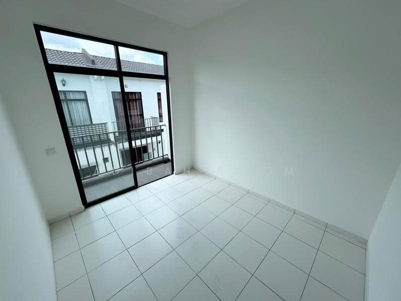Rumah Teres 2-Tingkat untuk Dijual di Eco Grandeur (Puncak Alam) - Adibah Salim - Balcony - PropertyGuru.com.my