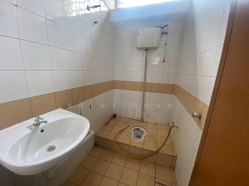 Kilang Teres untuk Disewa di Usj 1 (Subang Jaya) - Shiny Chan - Bathroom - PropertyGuru.com.my