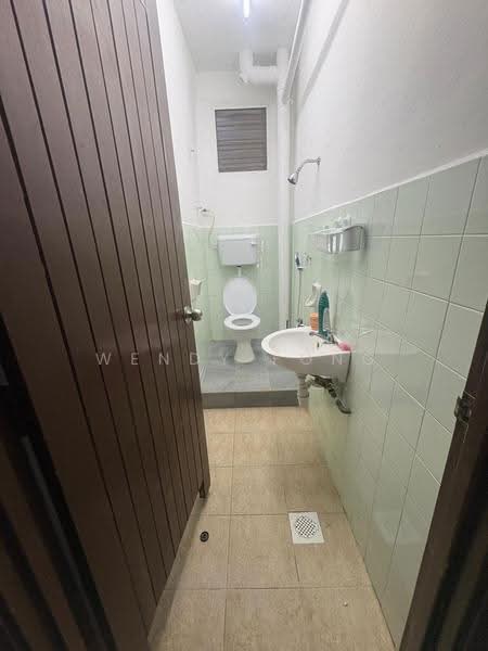 Rumah Teres 2-Tingkat untuk Dijual di Taman Bukit Kempas (Tampoi) - Wendy Fong - Bathroom - PropertyGuru.com.my