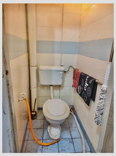 Rumah Flat untuk Dijual di Flat PKNS Section 7 - Sariza Hartanah - Bathroom - PropertyGuru.com.my