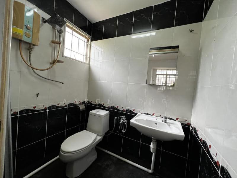 2-storey Terraced House for Sale in Taman Equine (Seri Kembangan) - Aaron Yong - Bathroom - PropertyGuru.com.my