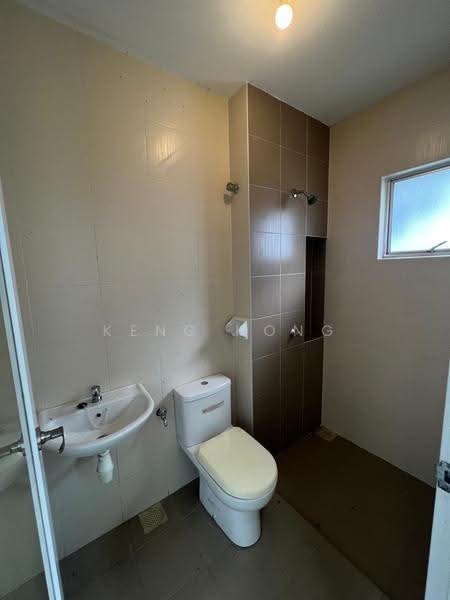 2-storey Terraced House for Rent in Bandar Seri Coalfields (Sungai Buloh) - Keng Hong - Bathroom - PropertyGuru.com.my