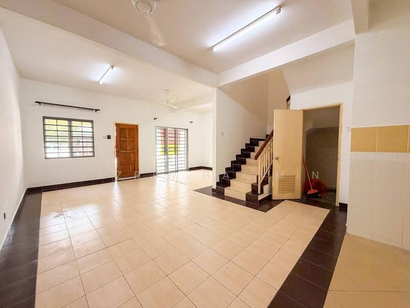2-storey Terraced House for Sale in Kota Puteri (Batu Arang) - Nazrin Hakimin - Living Room - PropertyGuru.com.my