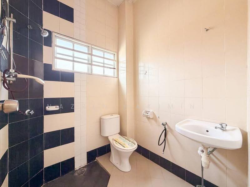 2-storey Terraced House for Sale in Kota Puteri (Batu Arang) - Nazrin Hakimin - Bathroom - PropertyGuru.com.my