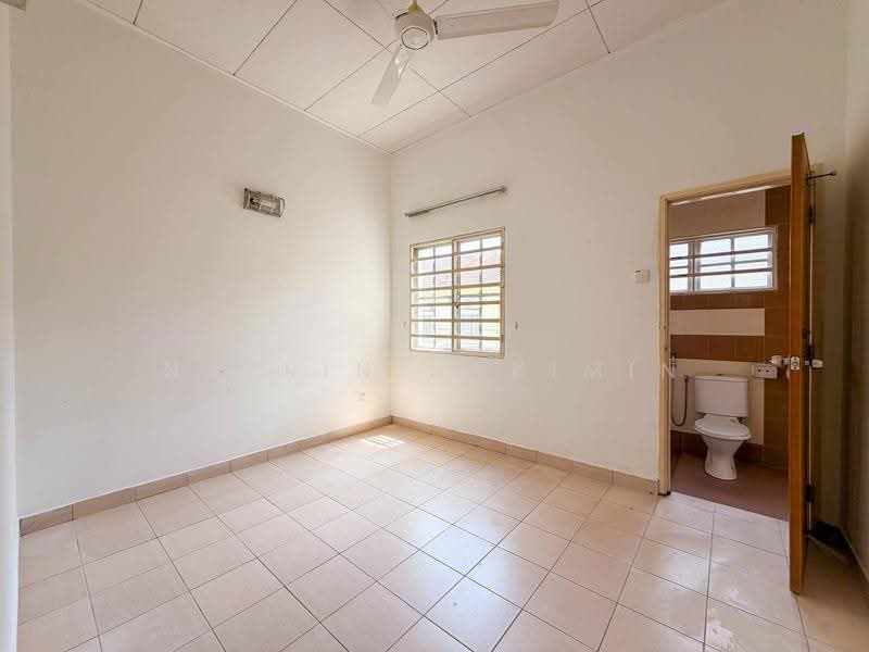 2-storey Terraced House for Sale in Kota Puteri (Batu Arang) - Nazrin Hakimin - Bathroom - PropertyGuru.com.my