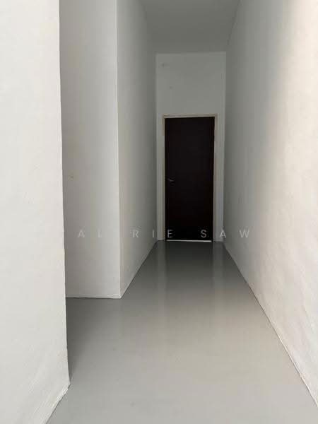 Shop / Office for Rent in Taman Mount Austin (Tebrau) - Valerie Saw - Corridor - PropertyGuru.com.my
