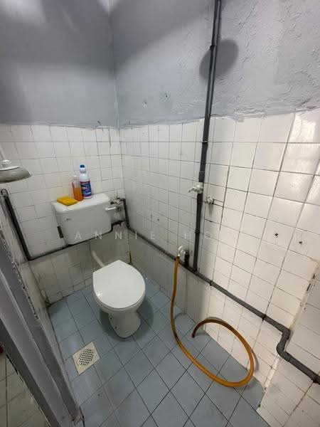 Pangsapuri untuk Disewa di Teratai Mewah Apartment Block 4 & 6 - Annie How - Bathroom - PropertyGuru.com.my