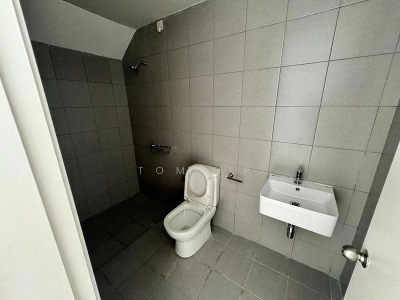 Rumah Teres 2-Tingkat untuk Dijual di Bandar Country Homes (Rawang) - Tom Yip - Bathroom - PropertyGuru.com.my