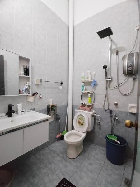 Rumah Teres 1.5-Tingkat untuk Dijual di Taman Pelangi Indah (Ulu Tiram) - Jaslyn Tan - Bathroom - PropertyGuru.com.my