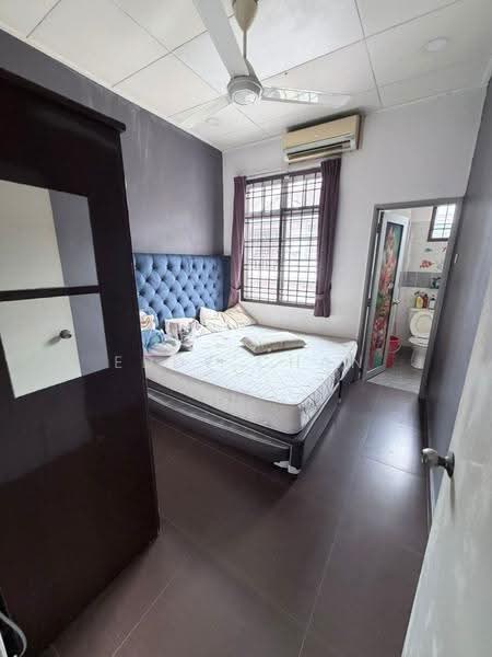 Rumah Teres 2-Tingkat untuk Dijual di Taman Bukit Dahlia (Pasir Gudang) - Eddy Chan - Bedroom - PropertyGuru.com.my