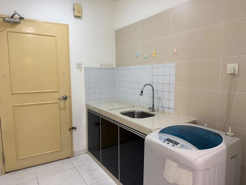 Kediaman Servis untuk Dijual di Akademik Suite - John Lim - Kitchen - PropertyGuru.com.my