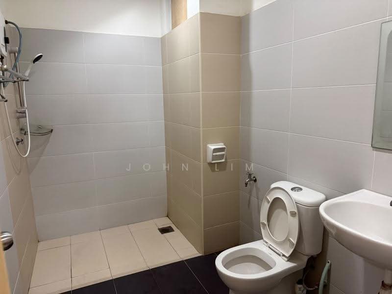 Kediaman Servis untuk Dijual di Akademik Suite - John Lim - Bathroom - PropertyGuru.com.my