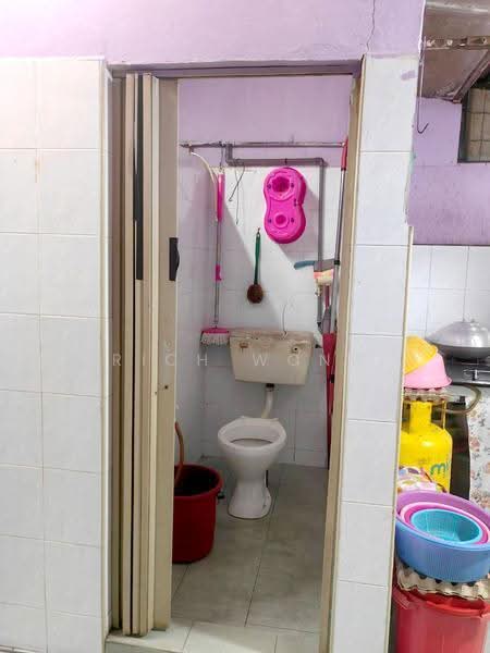 Rumah Teres 2-Tingkat untuk Dijual di Taman Megah Ria (Masai) - Rich Wong - Bathroom - PropertyGuru.com.my