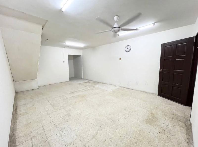 2-storey Terraced House for Sale in Seksyen 17 (Shah Alam) - Ammeer Nadzrai - Living Room - PropertyGuru.com.my