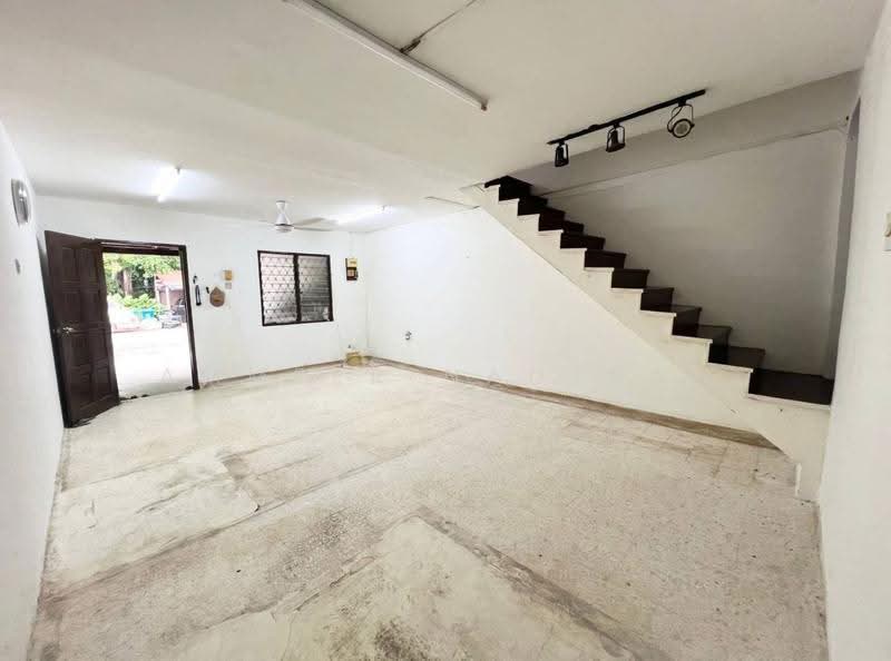 2-storey Terraced House for Sale in Seksyen 17 (Shah Alam) - Ammeer Nadzrai - Living Room - PropertyGuru.com.my