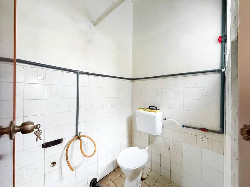 Kediaman Servis untuk Dijual di Medan Batu Caves - Syakir Adman - Bathroom - PropertyGuru.com.my