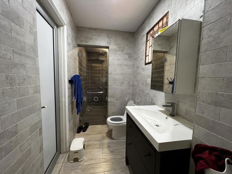 Rumah Berkembar untuk Dijual di Taman Equine (Seri Kembangan) - Aaron Yong - Bathroom - PropertyGuru.com.my