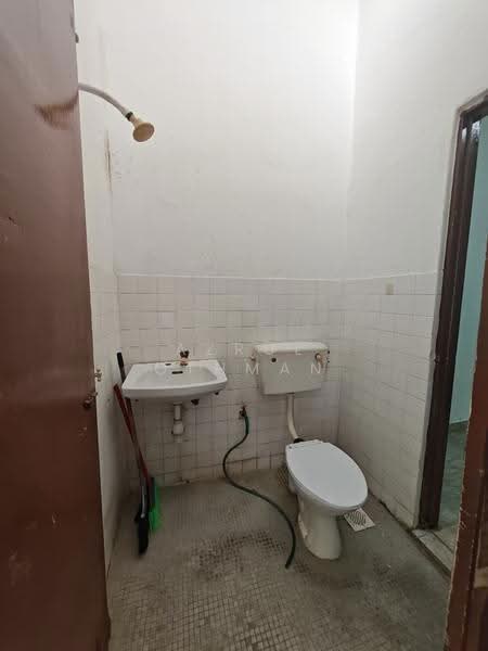 Rumah Teres 1-Tingkat untuk Dijual di Taman Cempaka (Senawang) - Azrul Othman - Bathroom - PropertyGuru.com.my
