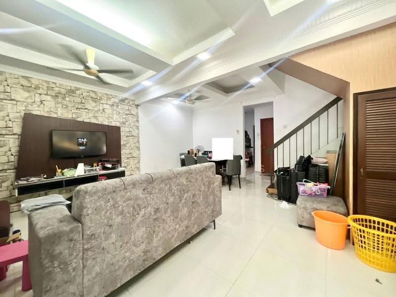 Rumah Teres 2-Tingkat untuk Dijual di Lestari Putra (Seri Kembangan) - Firdaus Husin - Living Room - PropertyGuru.com.my