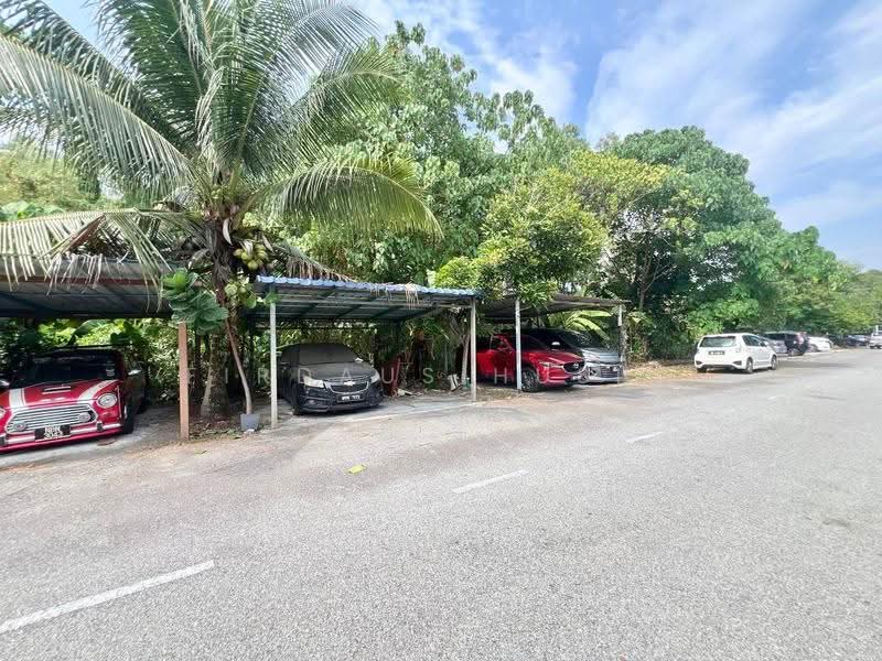 Rumah Teres 2-Tingkat untuk Dijual di Lestari Putra (Seri Kembangan) - Firdaus Husin - Car Park - PropertyGuru.com.my