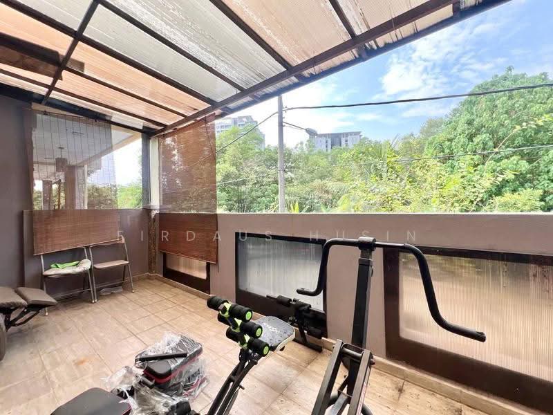 Rumah Teres 2-Tingkat untuk Dijual di Lestari Putra (Seri Kembangan) - Firdaus Husin - Balcony - PropertyGuru.com.my
