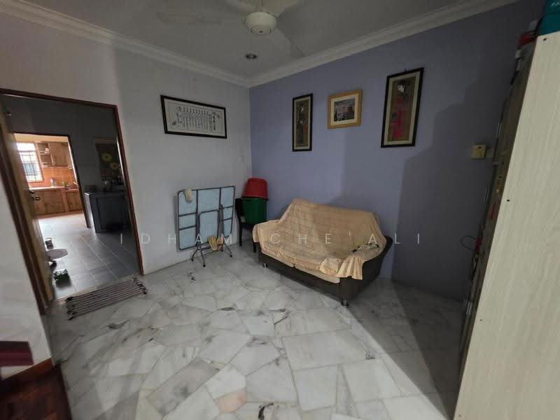 Rumah Teres 2-Tingkat untuk Dijual di Taman Perumahan Bukit Berserah (Beserah) - Idham Che'Ali - Living Room - PropertyGuru.com.my