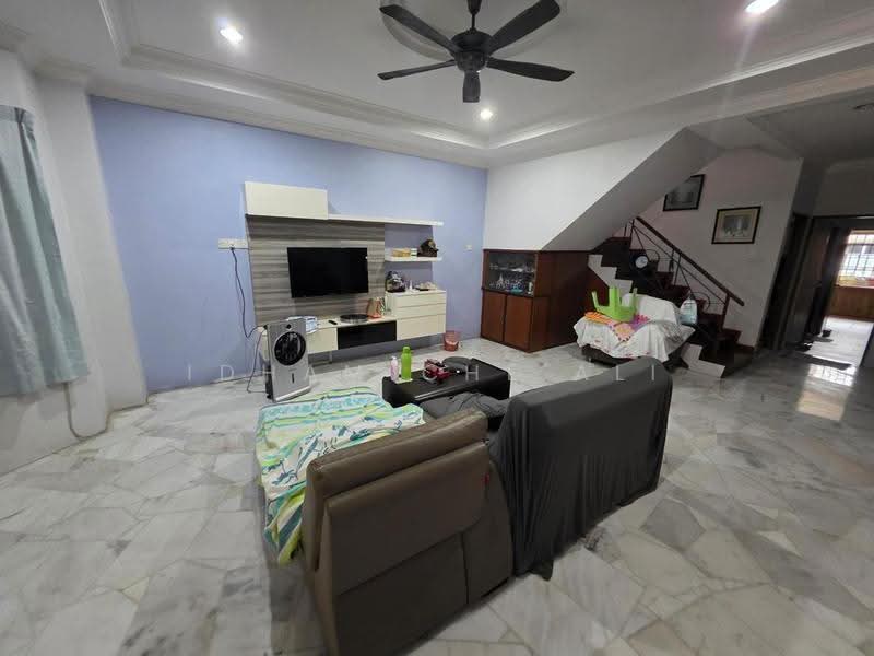 Rumah Teres 2-Tingkat untuk Dijual di Taman Perumahan Bukit Berserah (Beserah) - Idham Che'Ali - Living Room - PropertyGuru.com.my