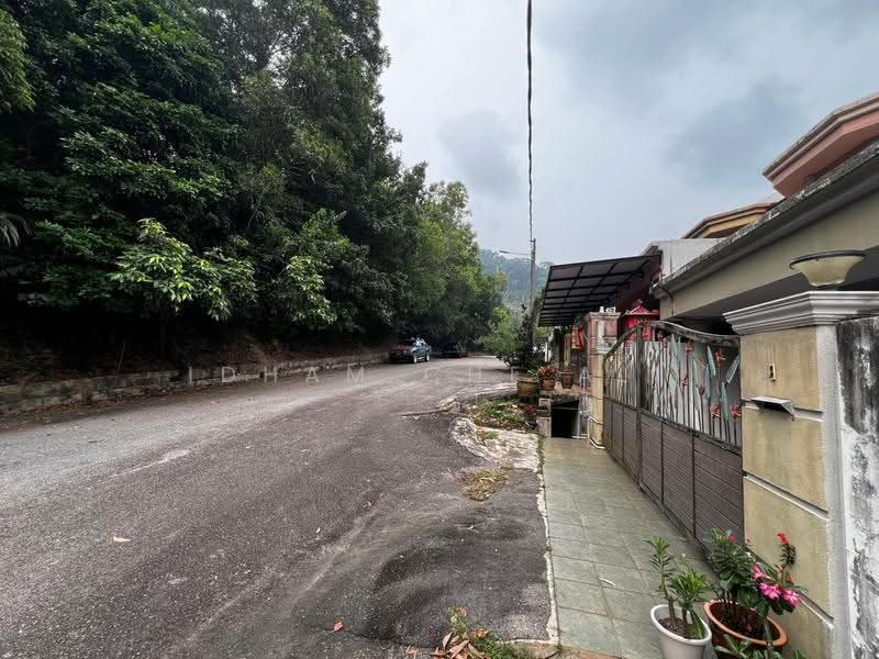 Rumah Teres 2-Tingkat untuk Dijual di Taman Perumahan Bukit Berserah (Beserah) - Idham Che'Ali - Exterior - PropertyGuru.com.my