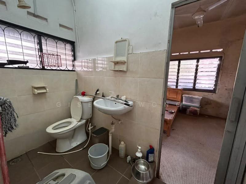 Semi-Detached House for Sale in Taman Sri Tebrau (Johor Bahru) - Giselle Wong - Bathroom - PropertyGuru.com.my