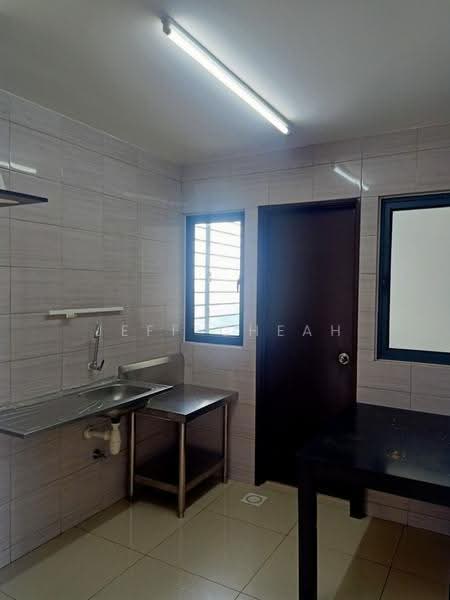 Kediaman Servis untuk Dijual di Symphony Tower (Menara Simfoni) - Jeff Cheah - Kitchen - PropertyGuru.com.my