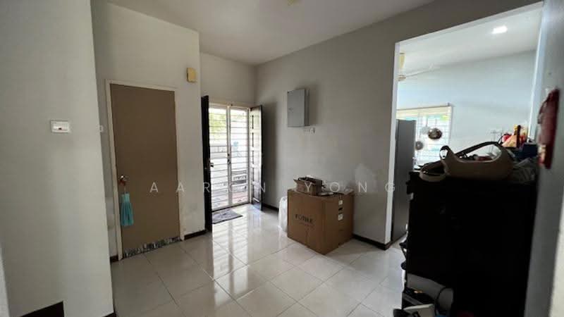 Rumah Berkembar untuk Dijual di Taman Equine (Seri Kembangan) - Aaron Yong - Entrance - PropertyGuru.com.my
