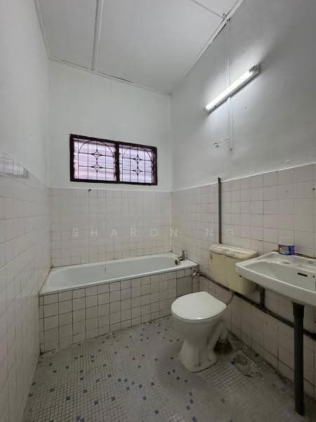 Semi-Detached House for Sale in Taman Dato Penggawa Barat (Tampoi) - Sharon Ng - Bathroom - PropertyGuru.com.my