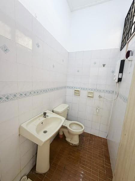 1-storey Terraced House for Sale in Taman Daya (Johor Bahru) - Iden Tan - Bathroom - PropertyGuru.com.my