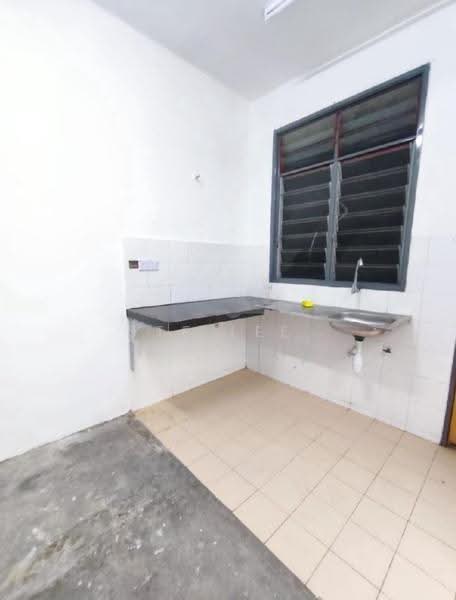 2-storey Terraced House for Sale in Bandar Springhill (Jimah) - TF Lee - Kitchen - PropertyGuru.com.my