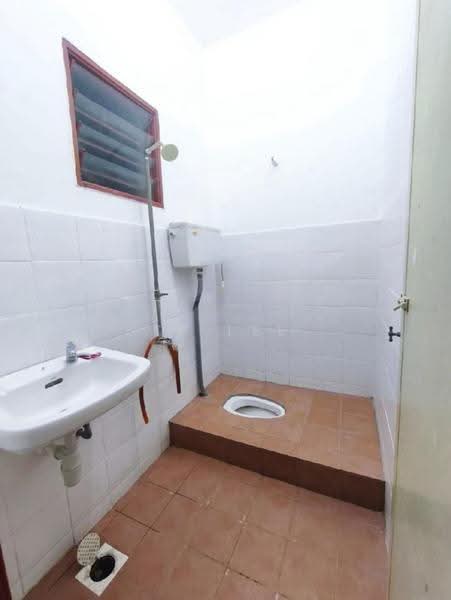 2-storey Terraced House for Sale in Bandar Springhill (Jimah) - TF Lee - Bathroom - PropertyGuru.com.my