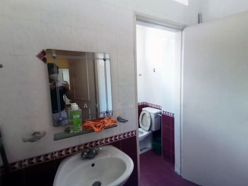 Rumah Teres 2-Tingkat untuk Dijual di Taman Perling (Perling) - Jayden Ng - Bathroom - PropertyGuru.com.my