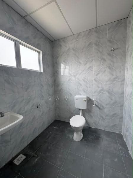 Semi-Detached House for Rent in Kawasan Perindustrian Pengkalan (Lahat) - Sam . - Bathroom - PropertyGuru.com.my